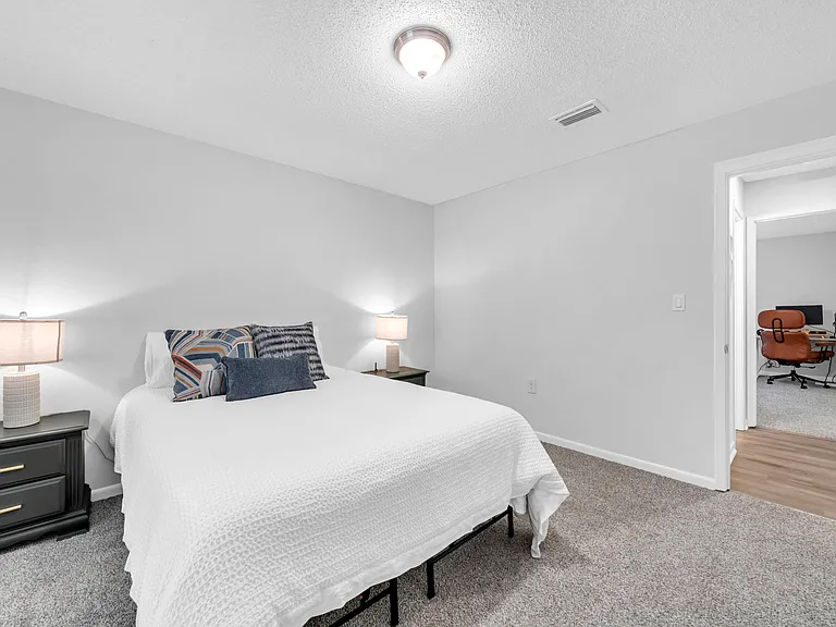 910 Whisperwood Ln S — Photo 27