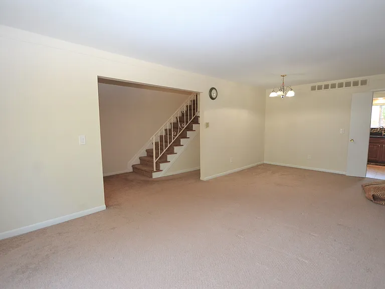 559 Fox Hills Dr N — Photo 2