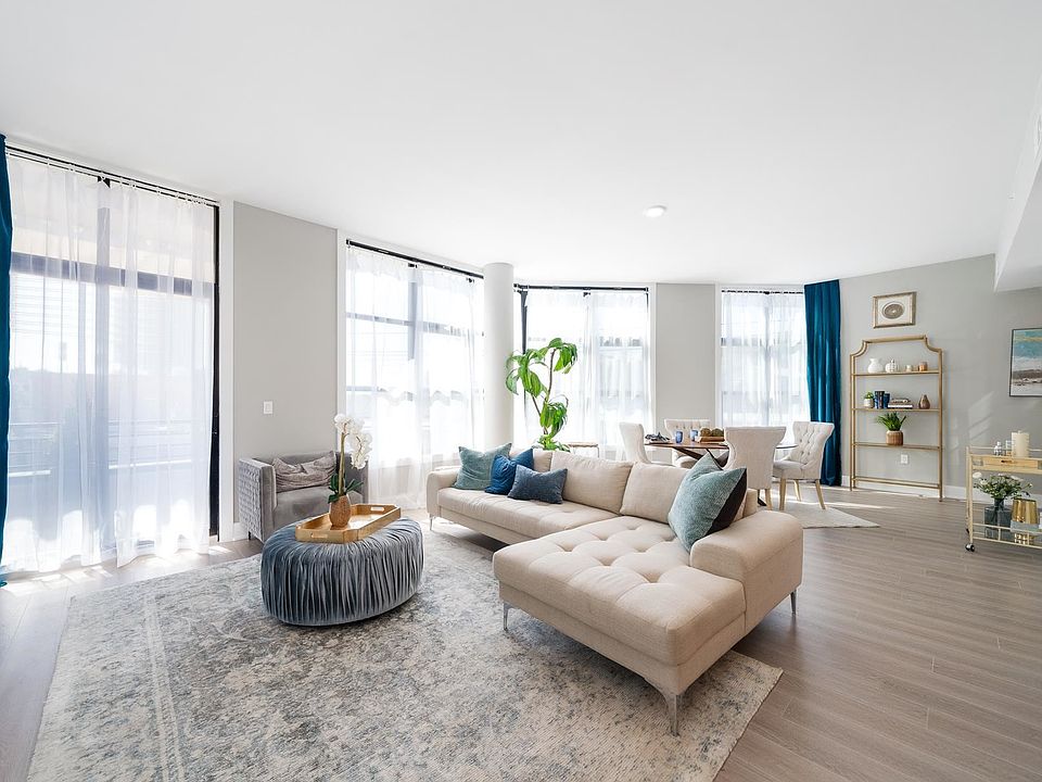 1st image of 711 1st St #402