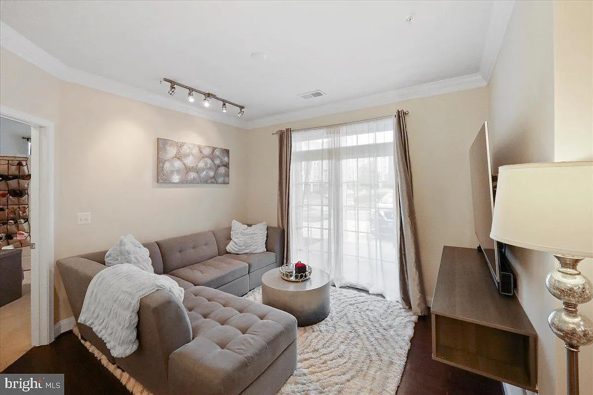 1 bed, 1.5 bath, 854 sqft, $1,990 — Photo 3