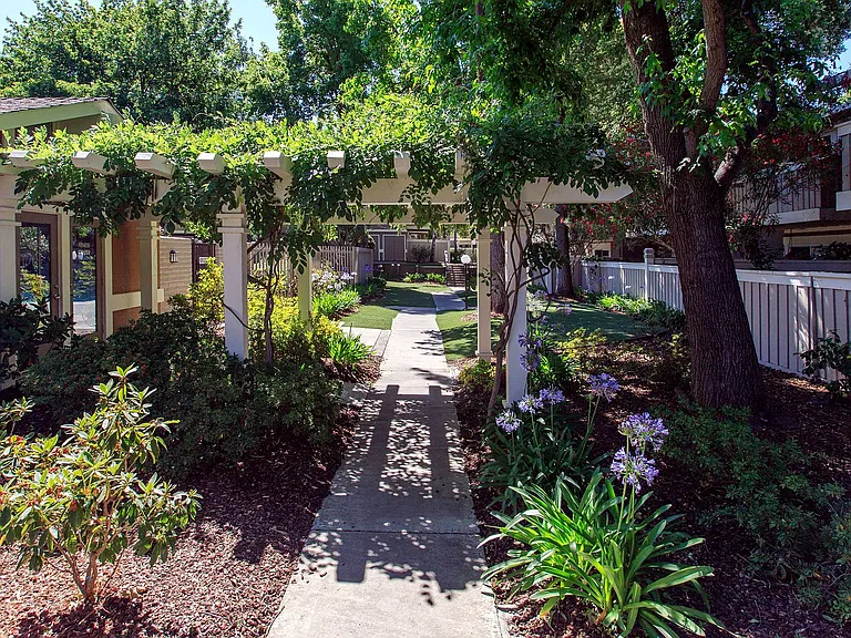 Del Prado Apartment Homes — Photo 9