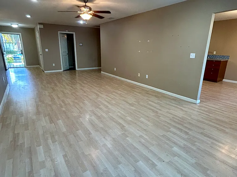 240 N Van Ness Ave — Photo 9