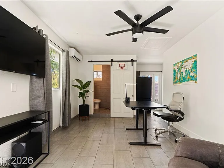 2233 Versailles Ct — Photo 28