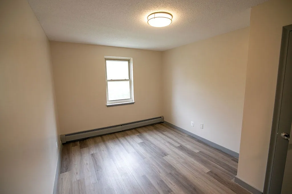 3 bed, 800 sqft, $1,950 — Photo 4