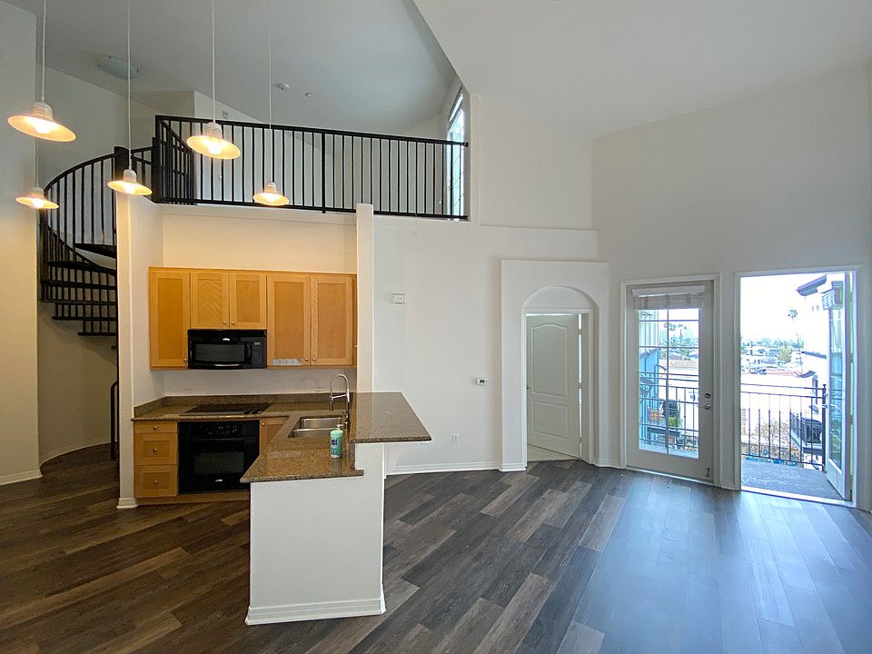 Open floorplan with tons of natural light. Open double doors and enjoy peaceful breeze.