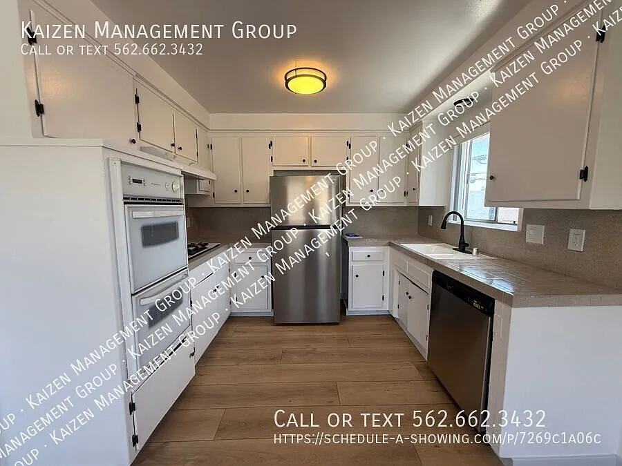 Renovated 2br/2ba Private 2-Car Garage A/C Top Floor Corner — Photo 2