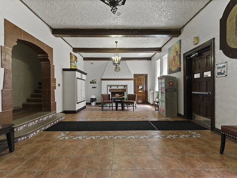 274 Giles Blvd W — Photo 6