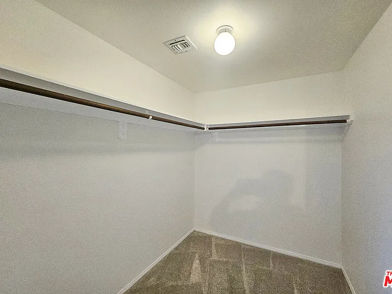 22040 Wyandotte St #UPSTAIRS — Photo 15