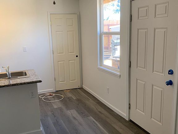 5th image of 320 1/2 E Oak St