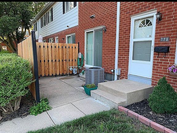 2nd image of 170 Arbor Ct