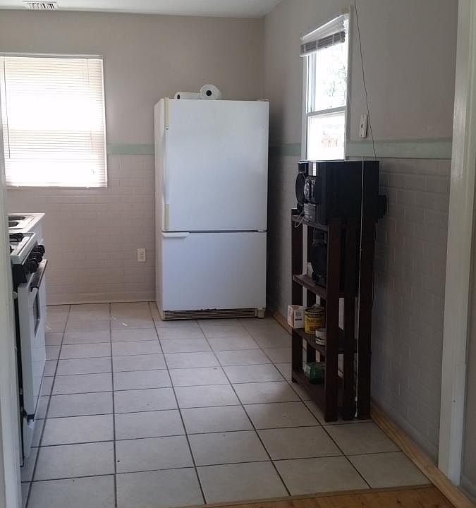 Kitchen appliances included