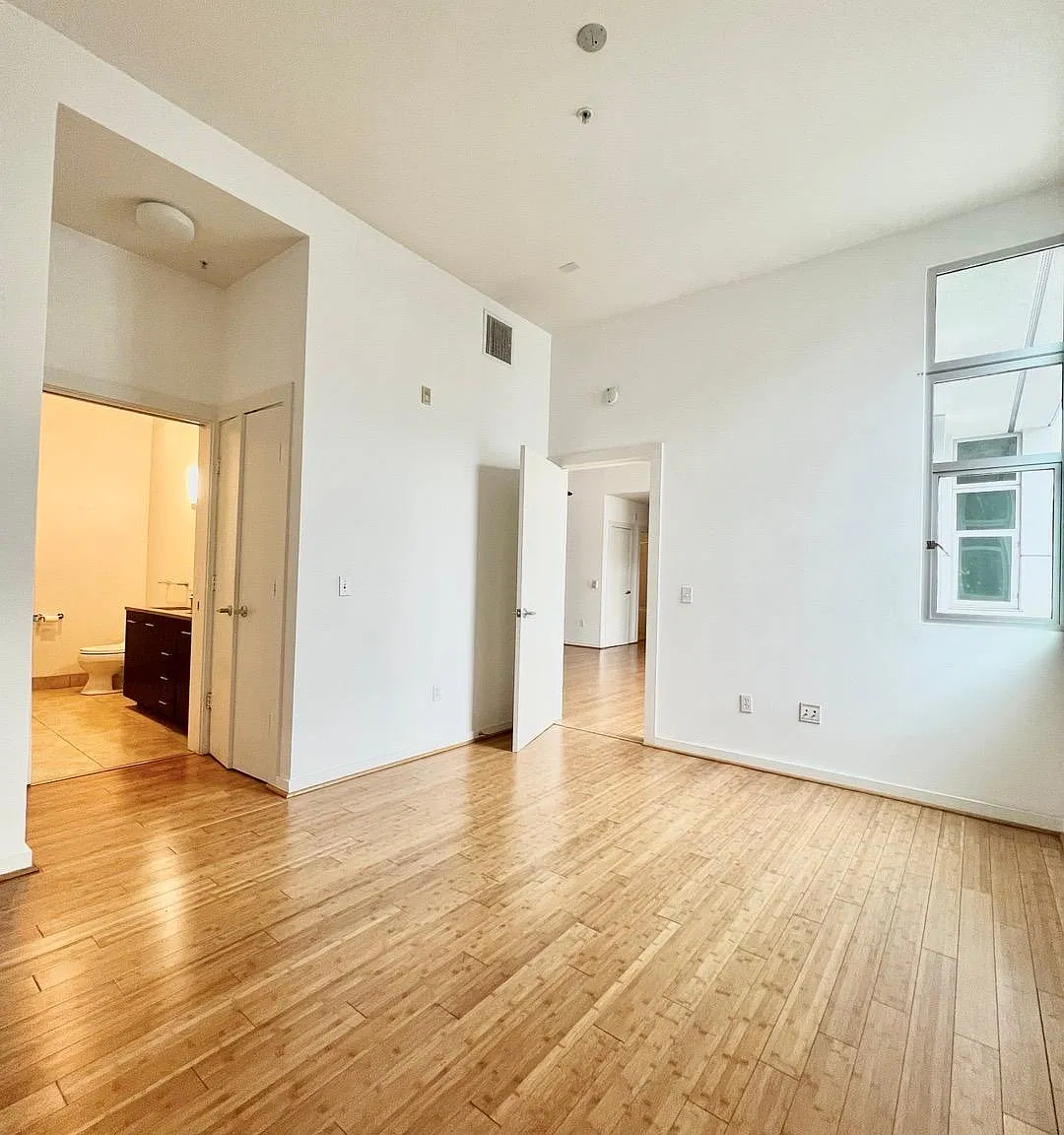 2 bed, 1042 sqft, $3,300 — Photo 4