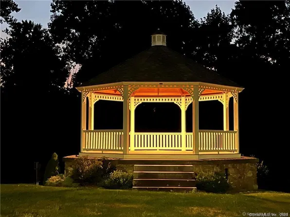 75 Gleneagle Road, Middlebury, CT 06762