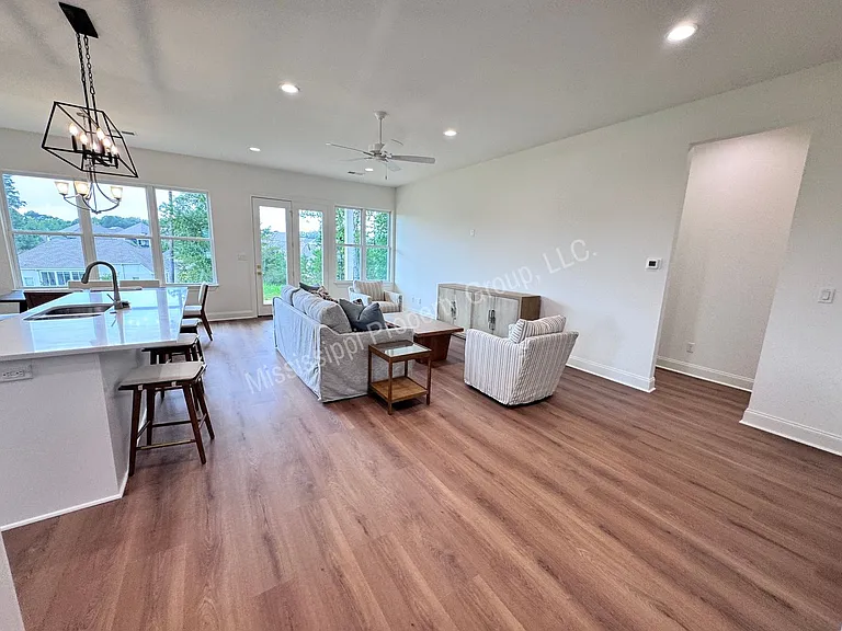 721 Primrose Dr — Photo 4