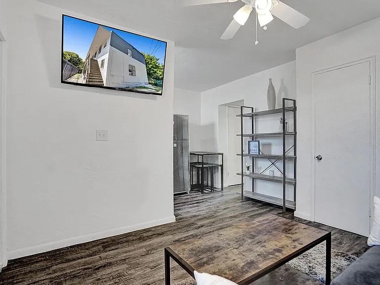 708 NW 4th Ave — Photo 7
