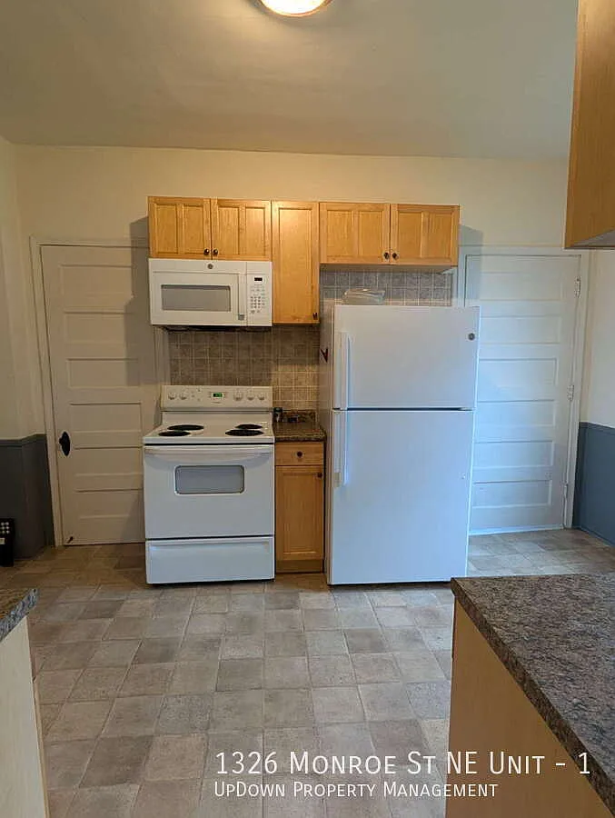 Bright & Charming 3BR With Garage Included In NE Minneapolis — Photo 3