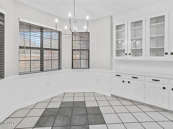 5th image of 1050 Westbury Sq