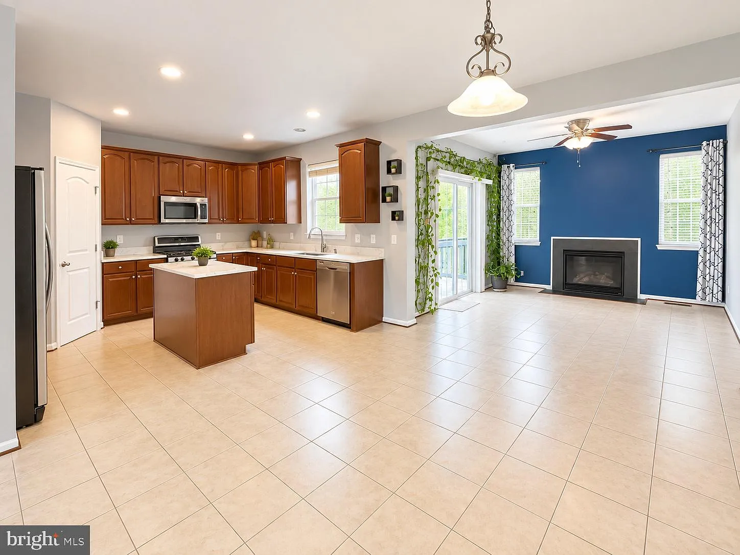 3 bed, 4.0 bath, 2784 sqft, $3,450 — Photo 4