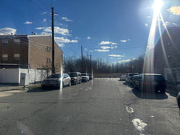 4th image of 440 Amber St
