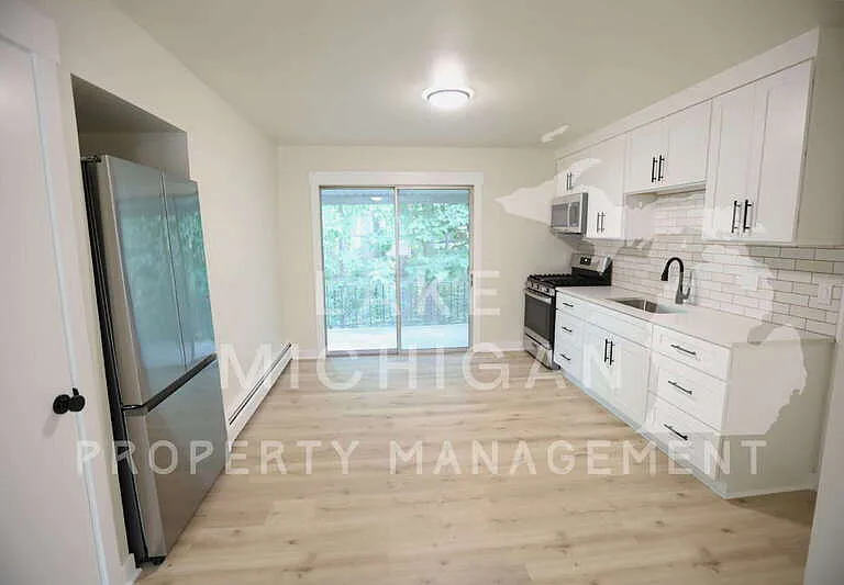 883 Emerald Ave NE — Photo 2