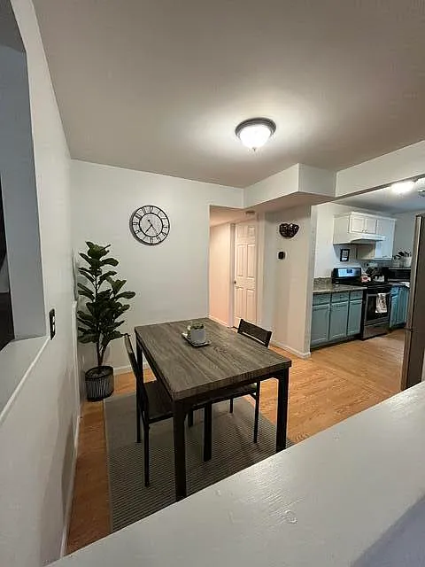 3 bed, 1.0 bath, 1079 sqft, $2,900 — Photo 4