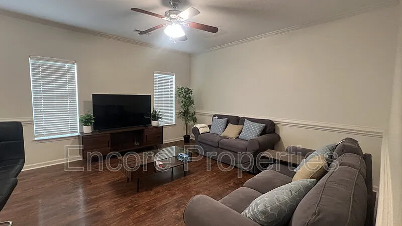 3 bed, 2.5 bath, 1600 sqft, $1,895 — Photo 3
