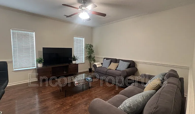 821 Central Park Dr — Photo 3