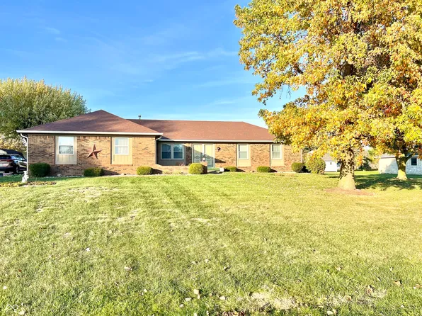 1254 Fox Trail Dr W, New Palestine, IN 46163