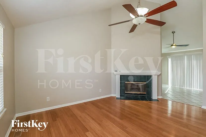 3 bed, 2.5 bath, 1821 sqft, $2,350 — Photo 3