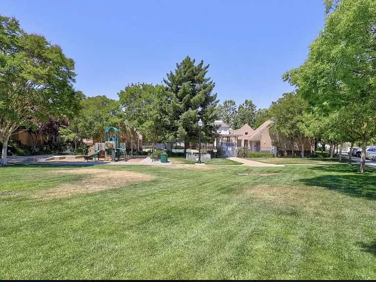 365 Pacific Dr — Photo 13