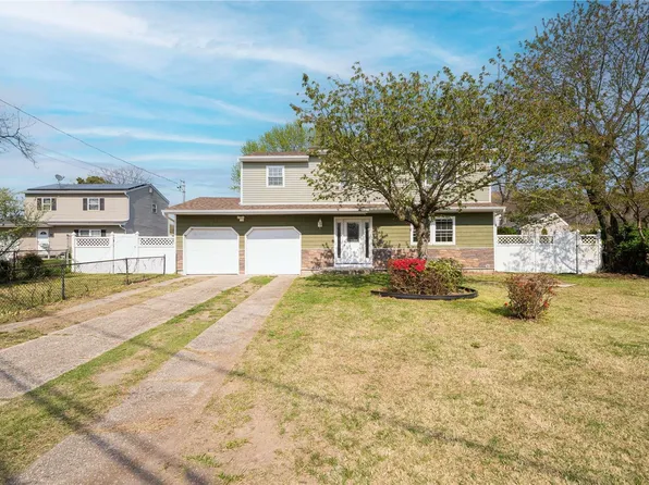 41 Gibbs Rd, Central Islip, NY 11722