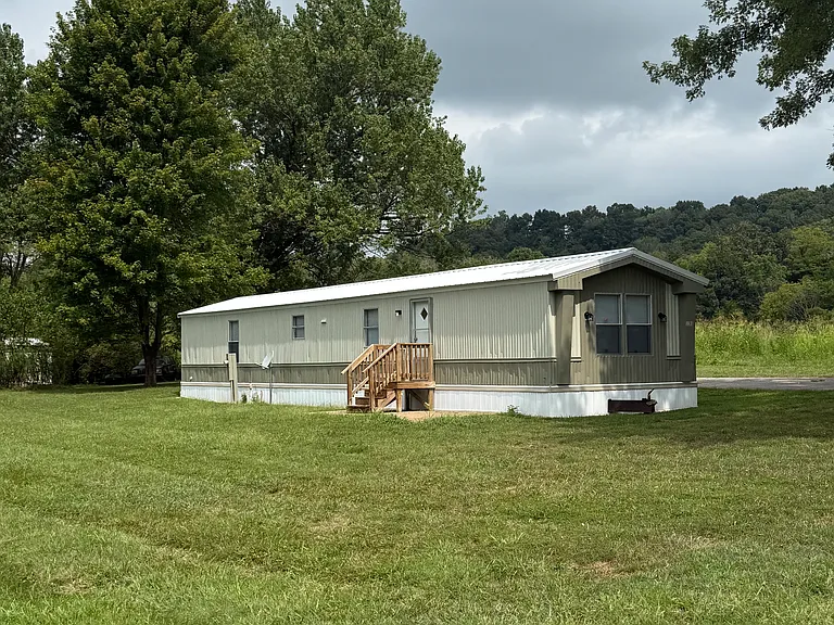 131 Maplewood Dr — Photo 1