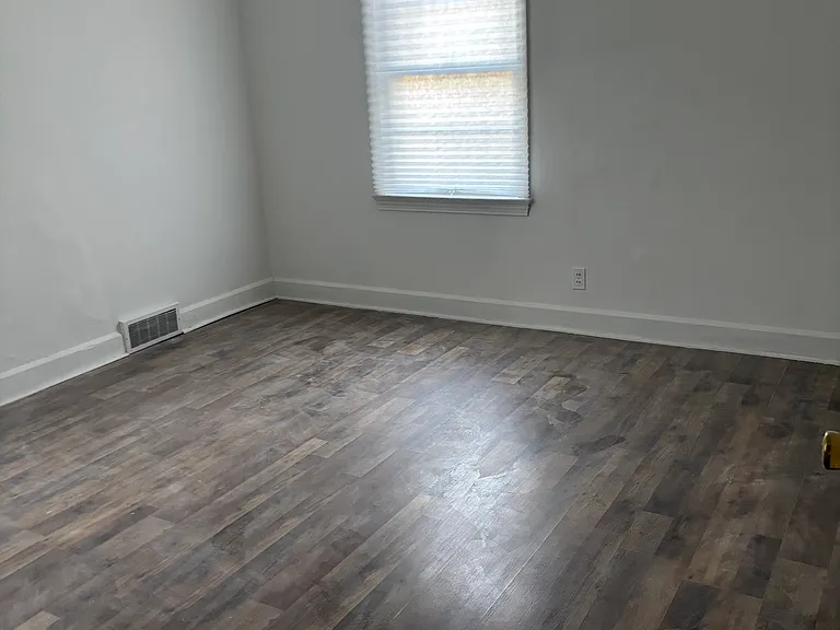 2111 E East Ln — Photo 10