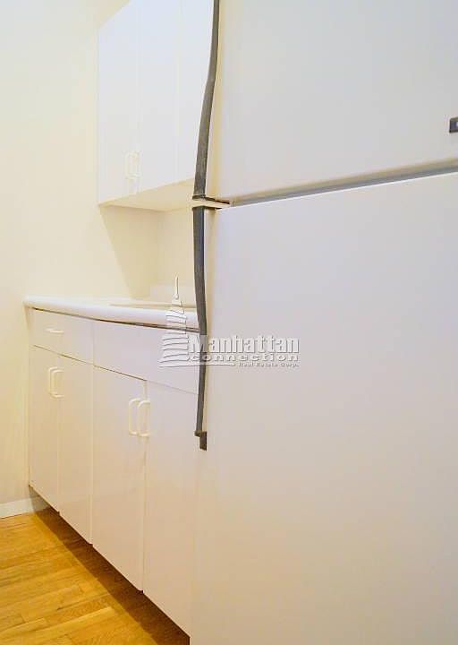 2nd image of 235 E 53rd St Frnt 2