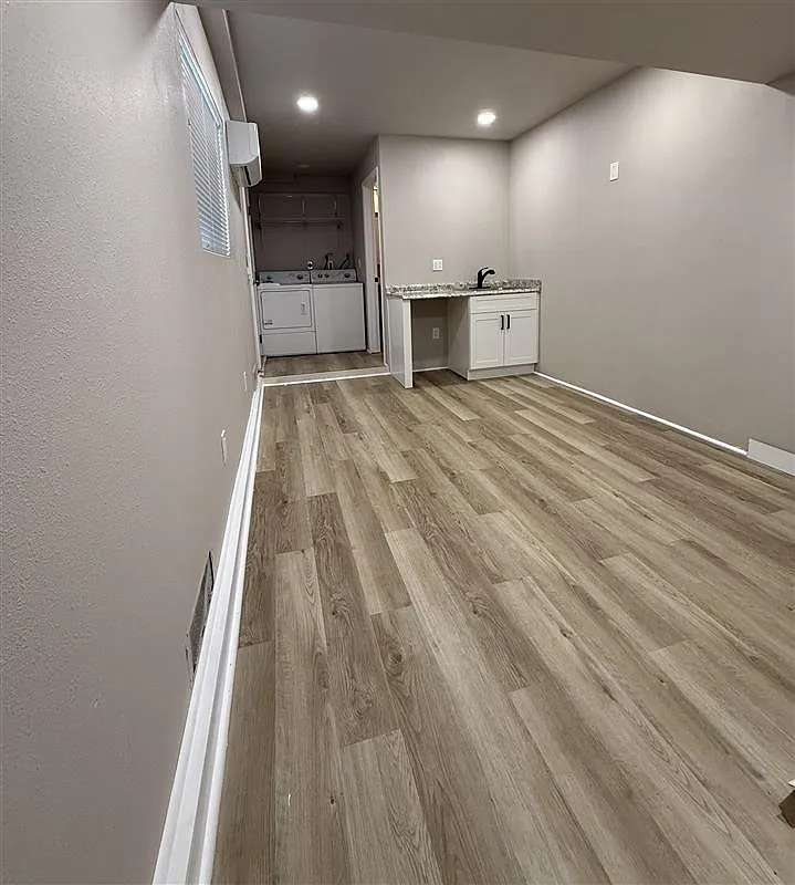 Private studio with enclosed patio area and laundry in-unit in a residential area close to hospitals — Photo 2