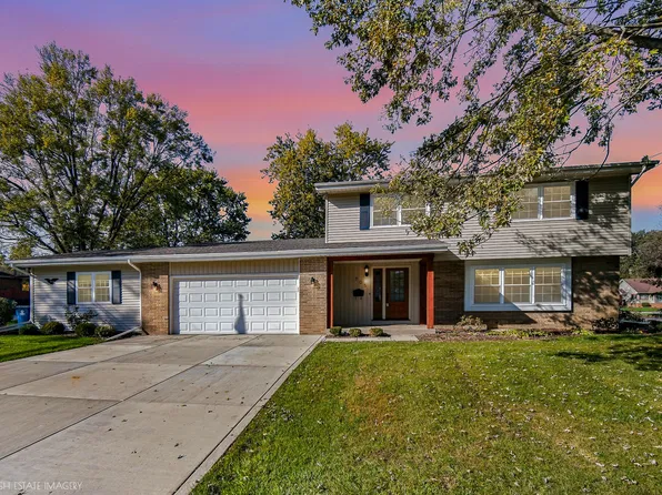 705 Pettibone St, Crown Point, IN 46307