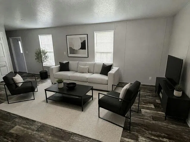 3 bed, 1056 sqft, $2,000 — Photo 2