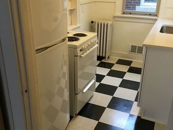 5th image of 4303 Phinney Ave N APT 5