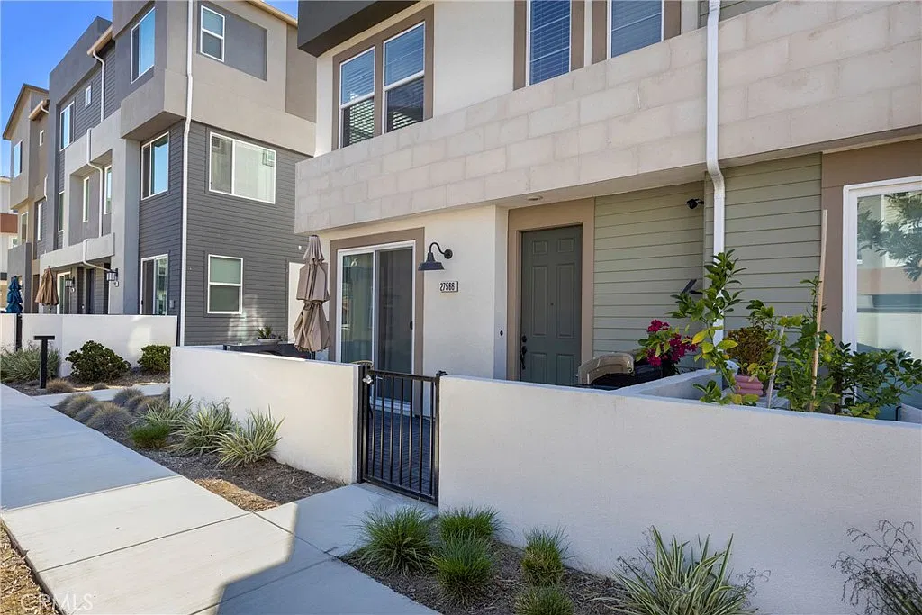 4 bed, 2056 sqft, $4,800 — Photo 3