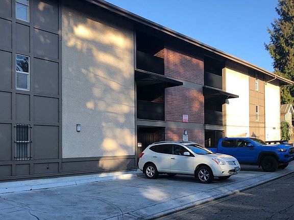 3rd image of 522 N I St APT 208