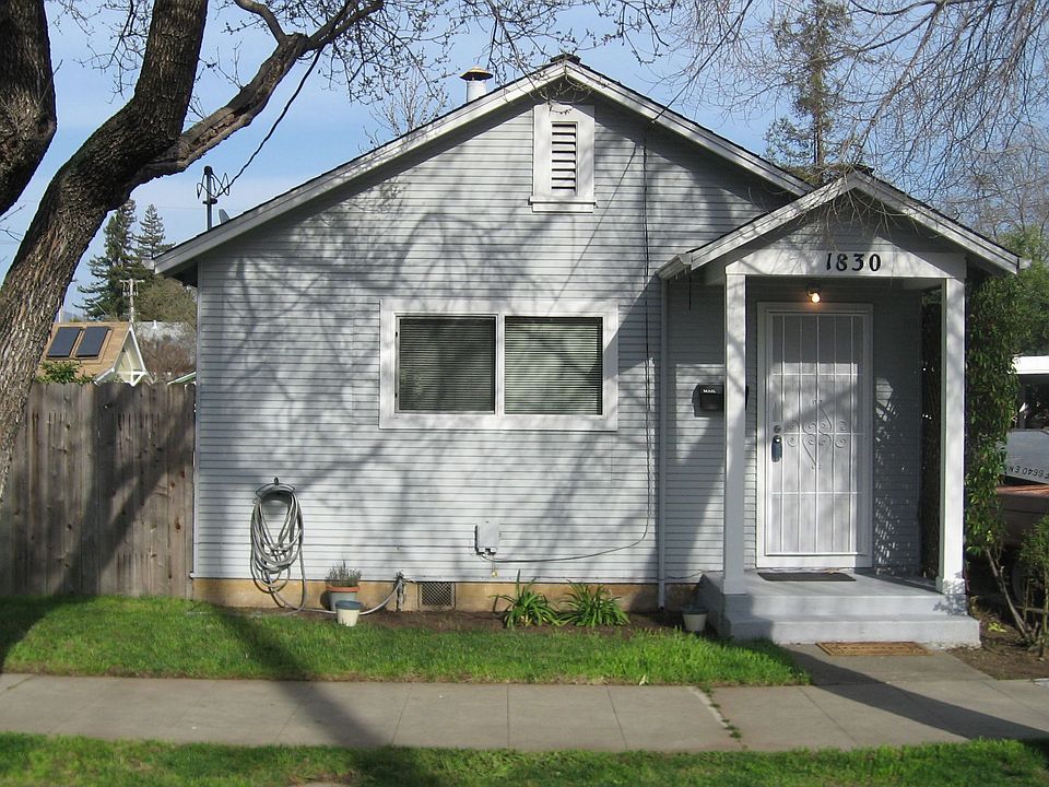 Front of this cute little bungalow!