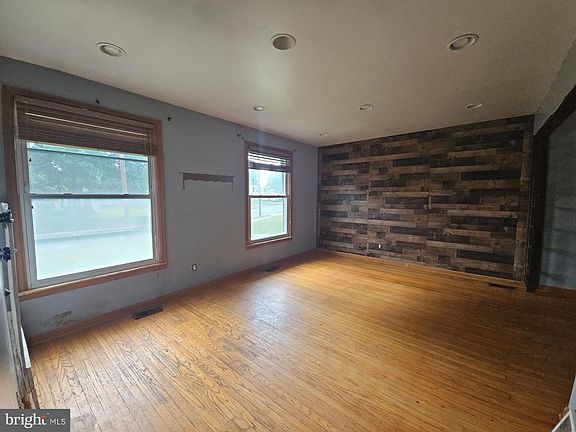 5th image of 25 Jones Ave