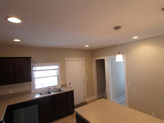 3rd image of 928 Homer St
