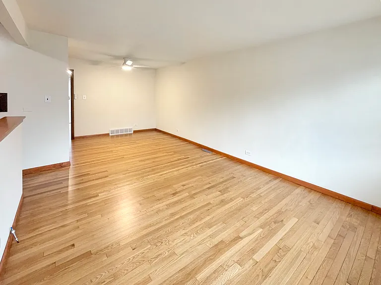 586 N Rozanne Dr #B — Photo 5