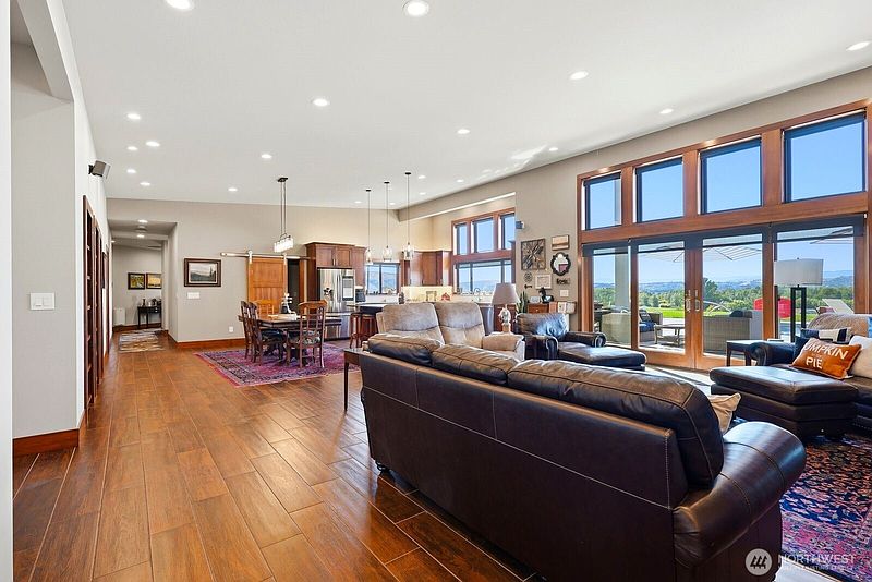 5th image of 2497 E Selah Road