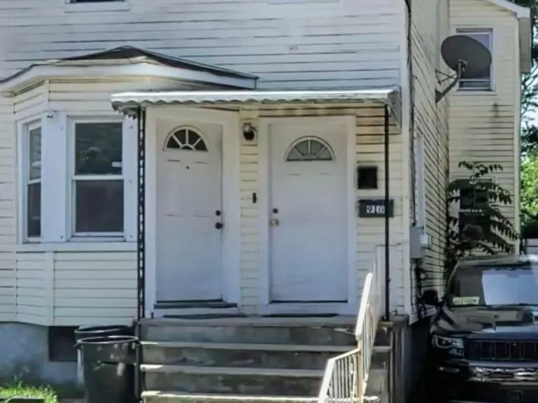 910 E Grand St #1 — Photo 1