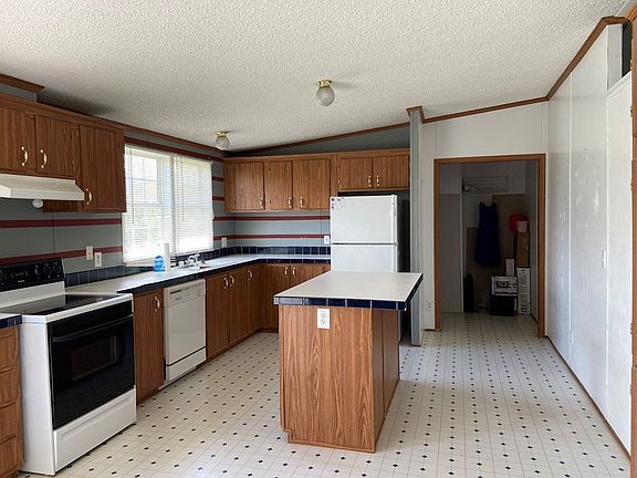 3rd image of 685 Topaz Dr
