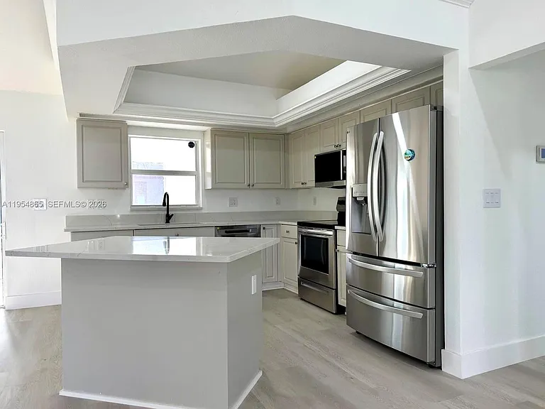142 SW 34th Pl — Photo 7