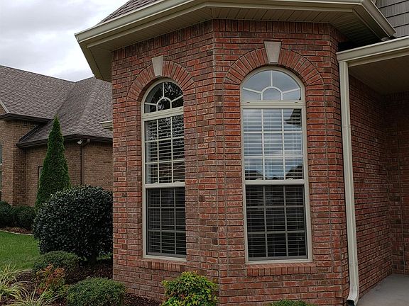 3rd image of 930 Willow Cir