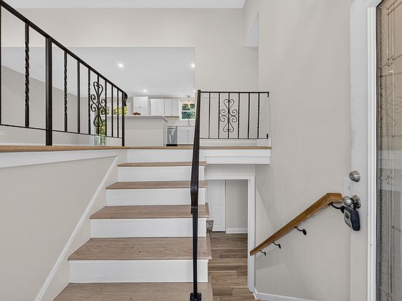 4th image of 120 Appletree Cir
